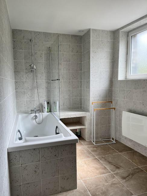 La Tour Cachee Bed and Breakfast Mortain-Bocage Eksteriør billede